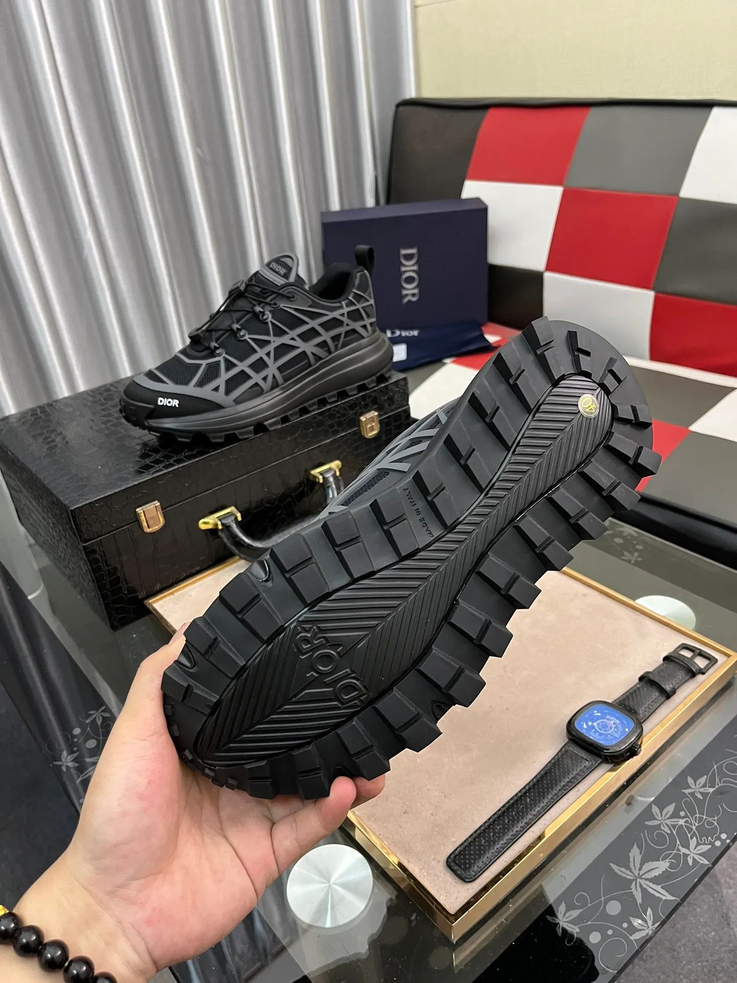 Ex-factory price 520⌚️⌚️B31 RUNNER sports shoes highlight the fashionable silhouette and are decorated with curved cannage pattern. They reinterpret the classic pattern in a structural style and enrich the Dior 2023 summer men's wear series. Meticulously crafted using the advanced craftsmanship of hiking shoes, it blends outdoor culture with Dior heritage. Code number 38-445⃣️Color optional